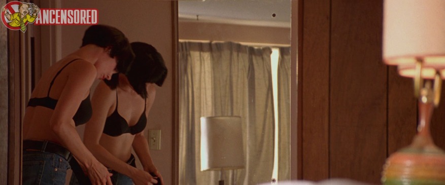 Michelle Forbes senza biancheria intima