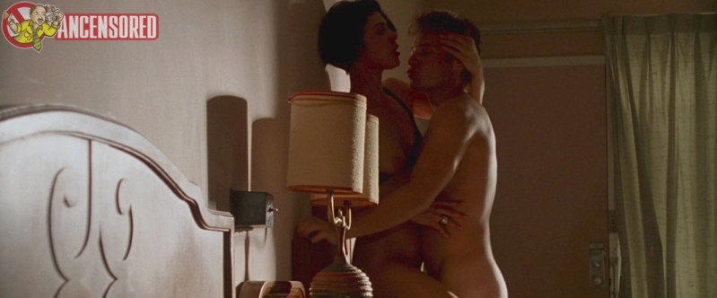 Michelle Forbes senza mutandine 16