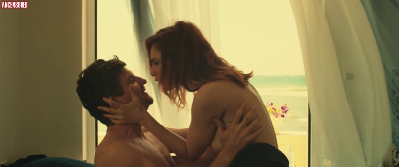 Miriam Leone: il fascino della bellezza e sensualità in uno sguardo.