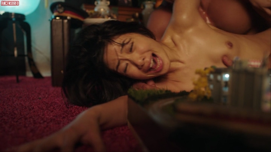 Nanami Kawakami i glutei sono visibili