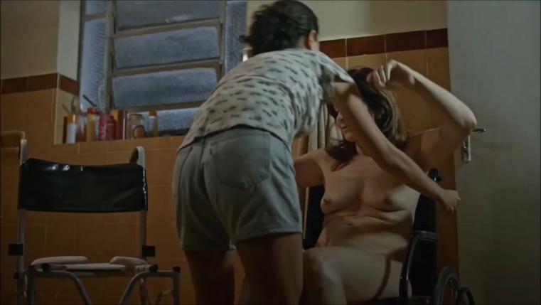 Naura Schneider con la gonna 59