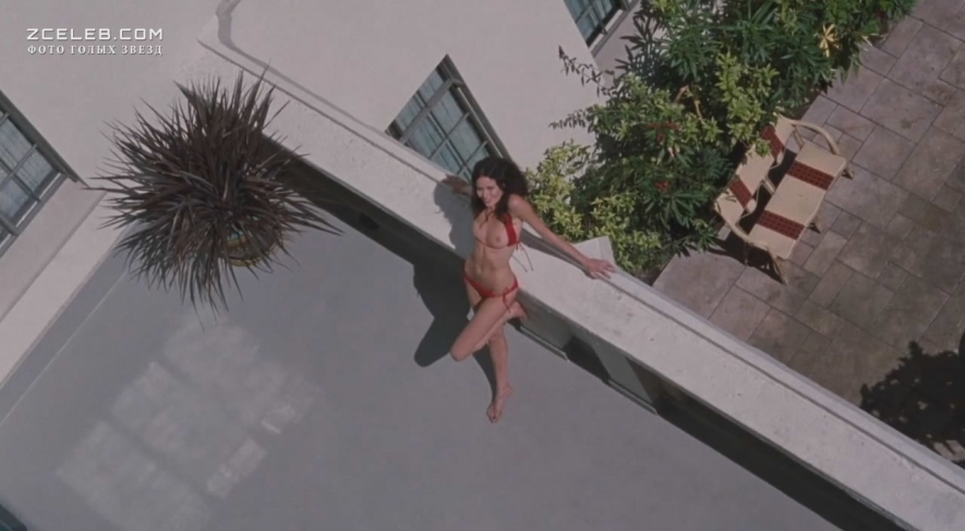 Nicole Trunfio senza mutandine