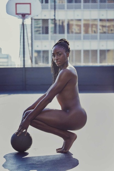 Nneka Ogwumike con la gonna