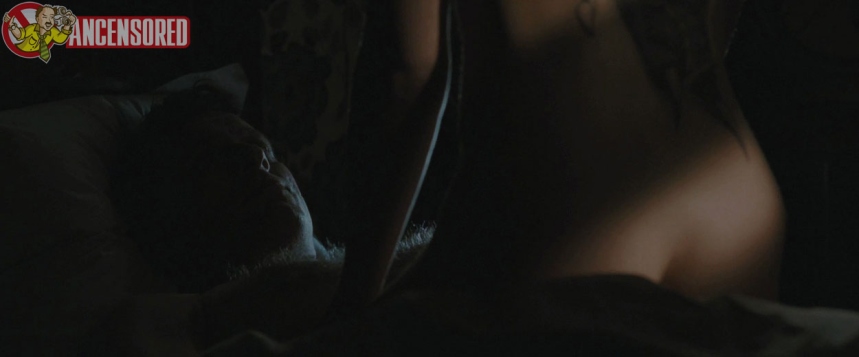 Noomi Rapace dentro biancheria intima