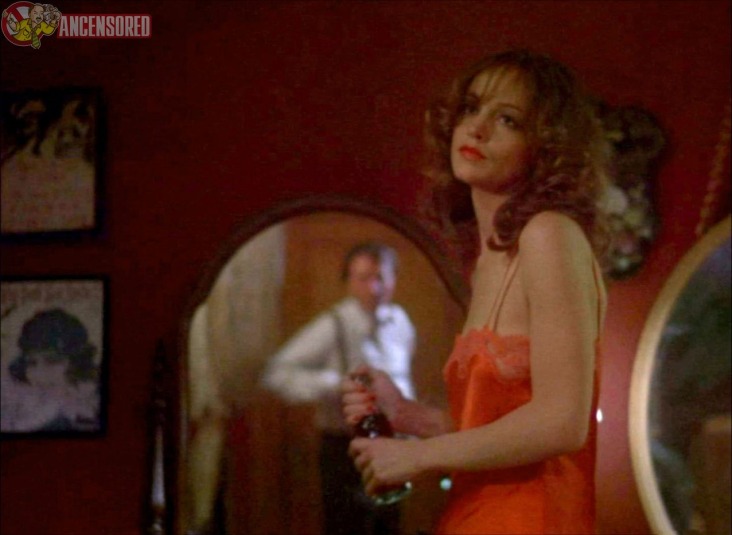 Pamela Sue Martin in foto amatoriali hot: Scatti del suo culo nudo e della figa in vista con gonna corta