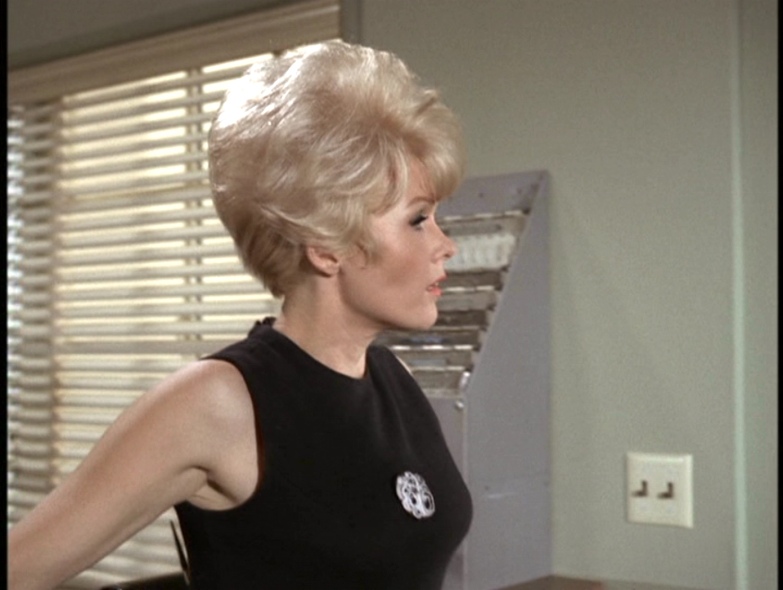 Pat Priest: la bellezza senza tempo dellattrice americana in foto riservate.