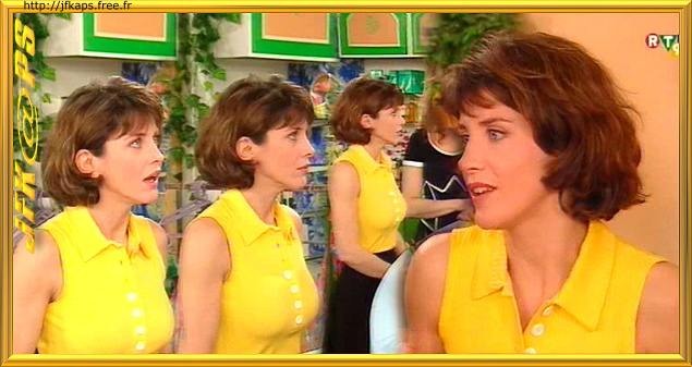 Guarda le foto di Patricia Elig con calze e gonna corta - Nude non incluse