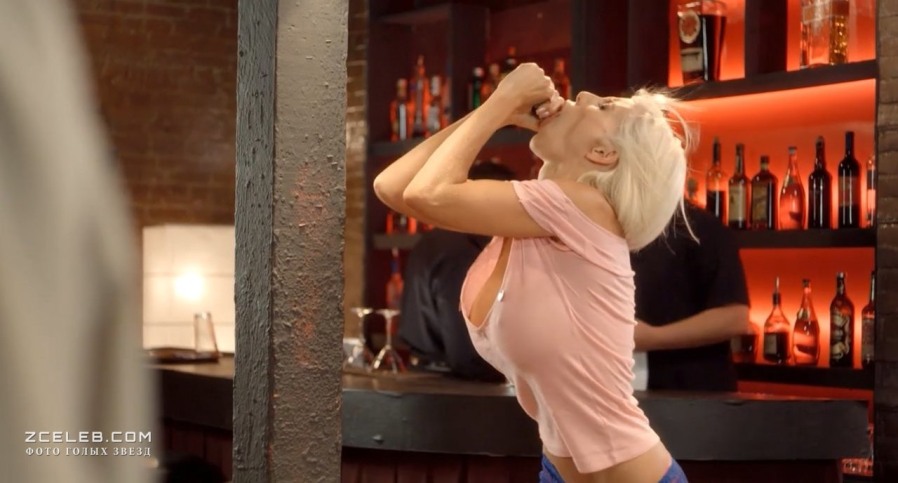 Puma Swede: la giovane stella del porno con il seno nudo