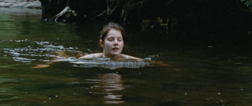 Rachel Hurd-Wood con la gonna corta 10