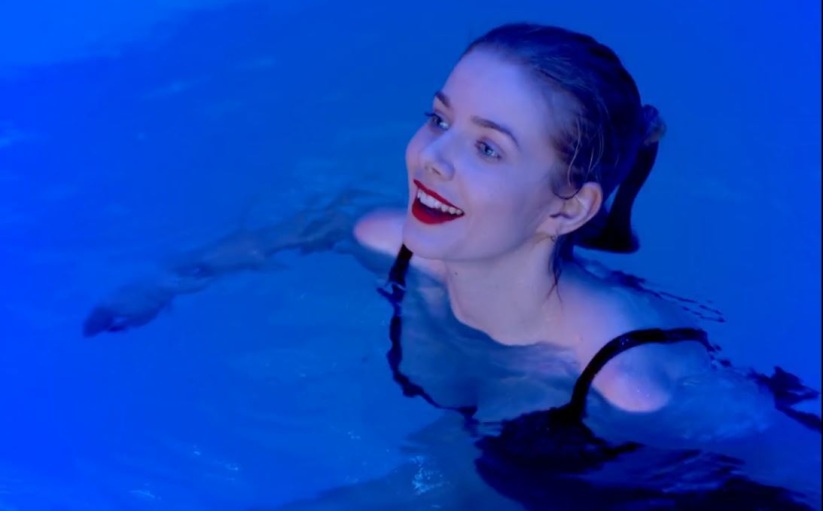 Scopri la bellezza di Rachel Hurd-Wood con illuminata la figa, culo e collant.