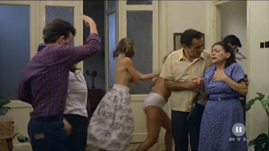 Rachel Steiner con la gonna corta