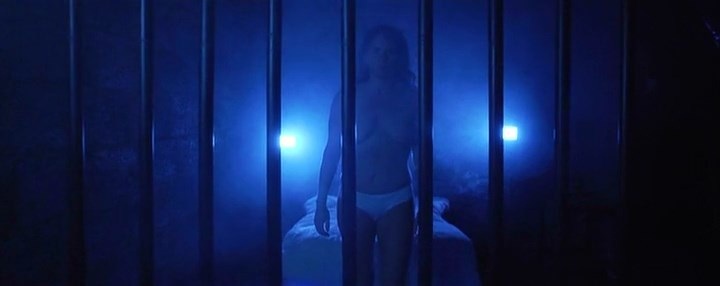 Raven Lee: illuminata, senza mutandine, e il suo seno da seni, tutto sulla sua figa.