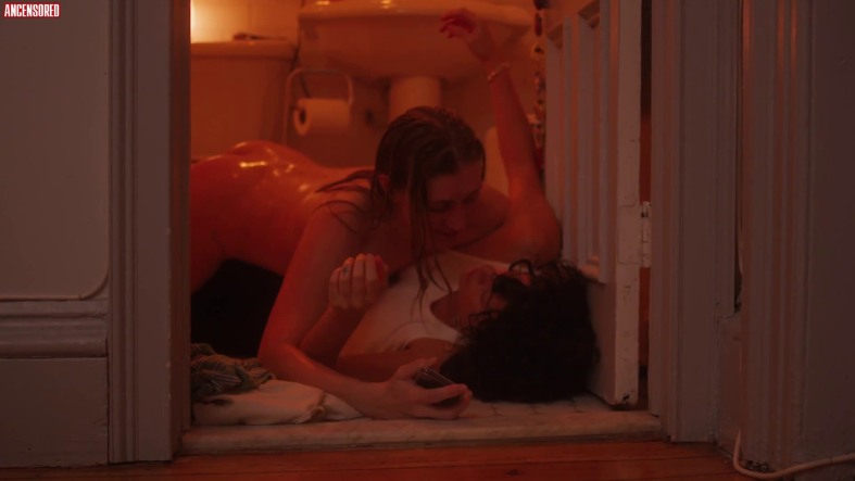 Roberta Colindrez seno nudo