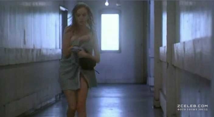 Esplorando la sensualità di Sarah Polley: Scatti fotografici di gambe e mutandine