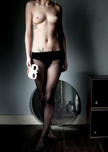 Seren Siersack: foto amatoriali del nudo completo senza mutandine con visibilità dei glutei.