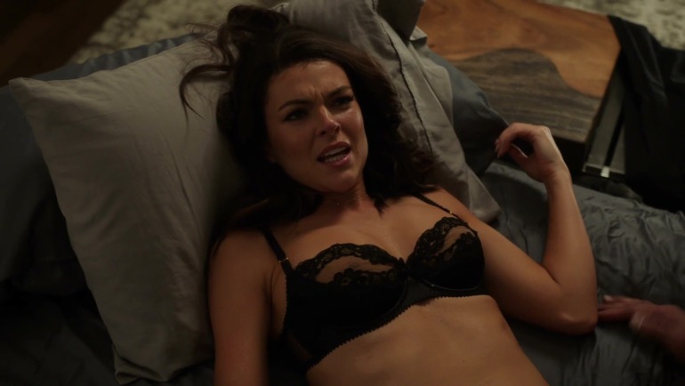 Scopri le sexy foto amatoriali del culo nudo di Serinda Swan: indossa i suoi collant e calze con stile.