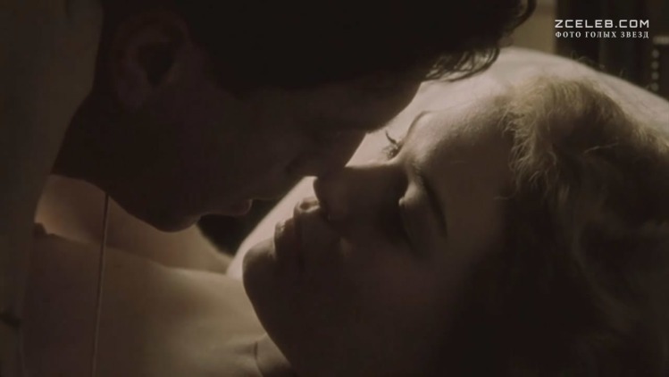 Sophia Myles in minigonna, con calze e décolleté in primo piano