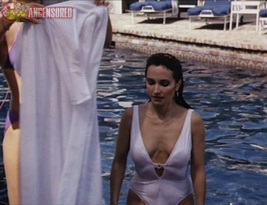 Scopri leleganza di Susan Lucci con la gonna e lasciati affascinare dalle sue gambe impeccabili e stile sofisticato.