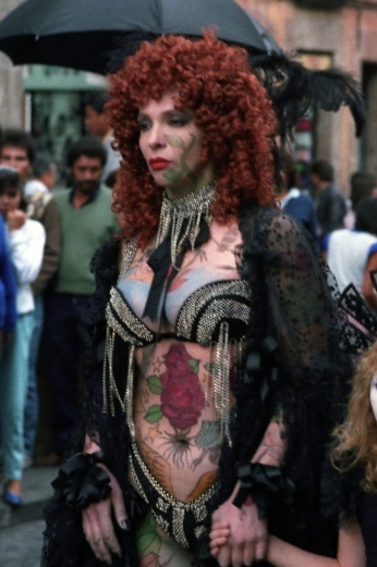 Thelma Tixou svela la sua bellezza con illuminante gambe e audace look senza mutandine