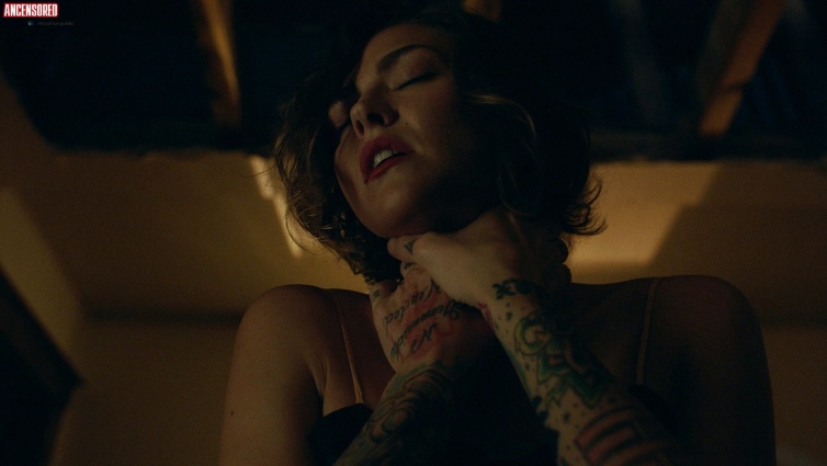 Trieste Kelly Dunn con la gonna 33