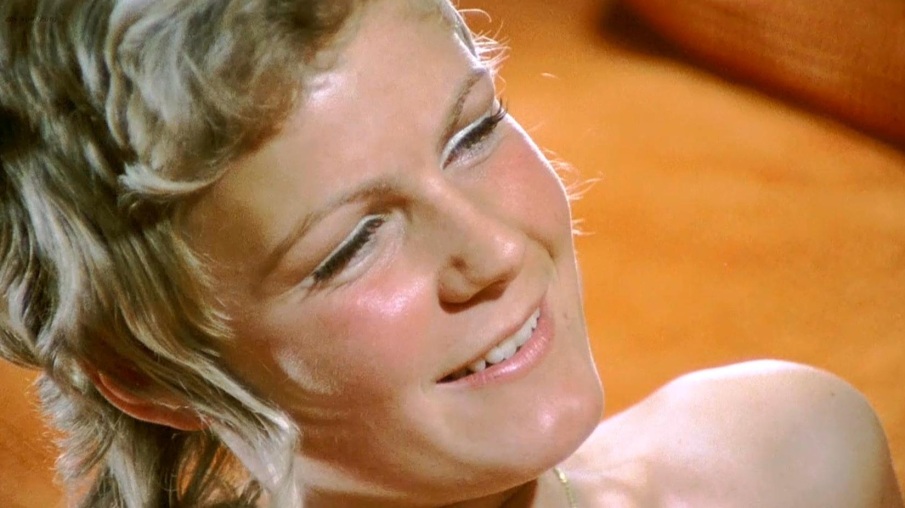Ursula Marty i glutei sono visibili
