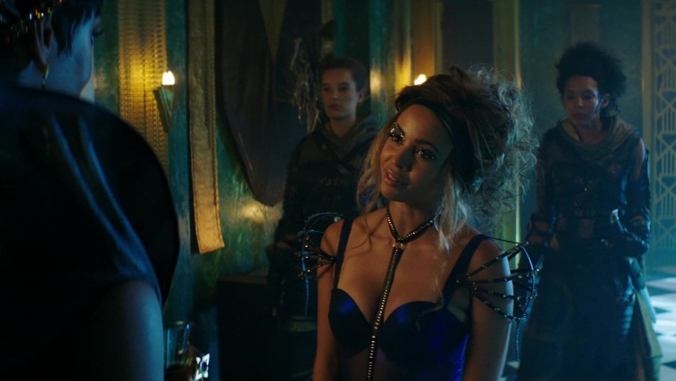 Vanessa Morgan senza biancheria intima