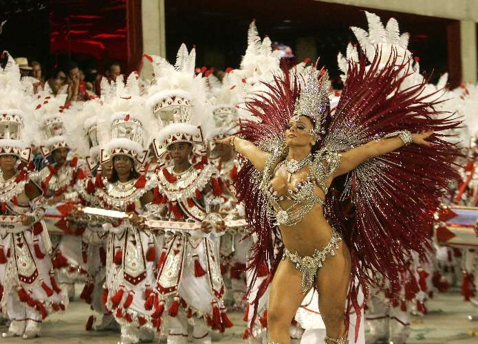 Le foto hot di Viviane Araujo: la star brasiliana con la gonna, nudo e mutandine.