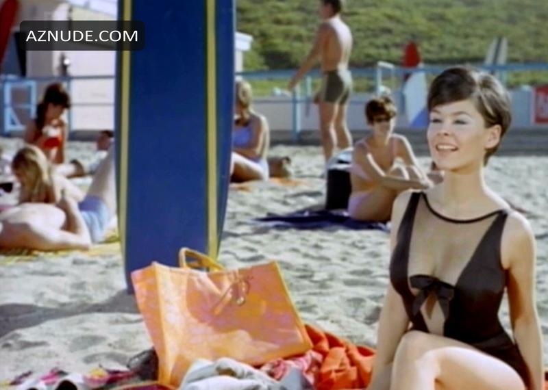 Yvonne Craig gambe 82