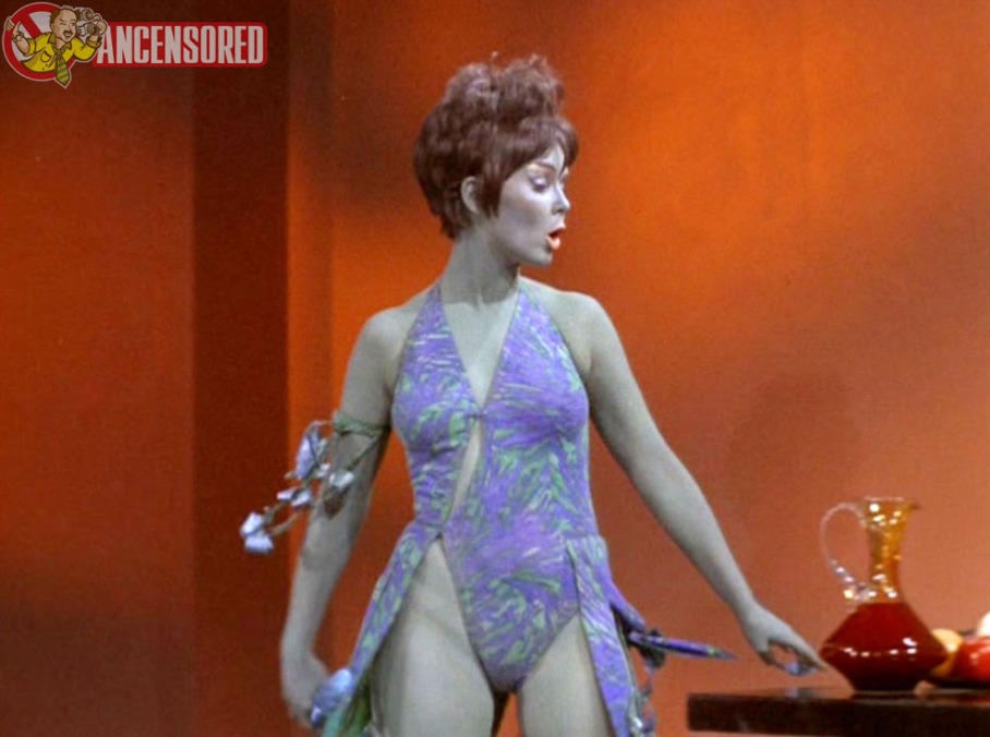 Yvonne Craig nudo 87