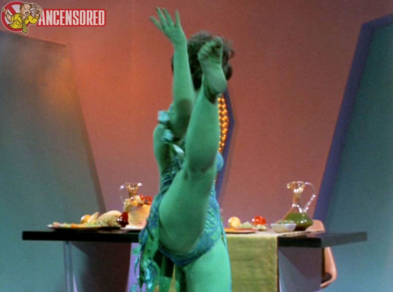 Yvonne Craig tette
