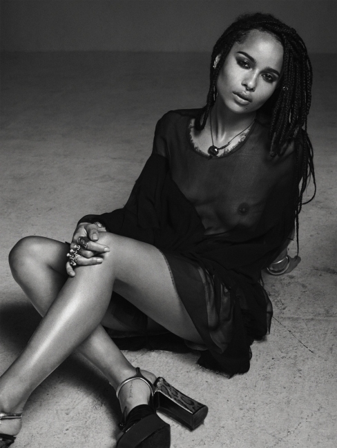 Zoe Isabella Kravitz con la gonna corta 30